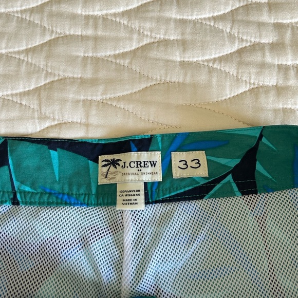J Crew men’s Hawaiian swim trunks.  Mesh lined.  Size 33. - Picture 4 of 8